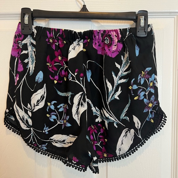 NWT Express Silky Floral Shorts - Picture 4 of 4